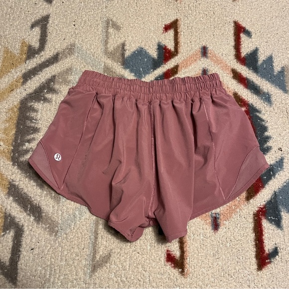 RARE!!  Lululemon Hotty Hot Short II 2.5" Velvet Dust Size 4 - Picture 3 of 6